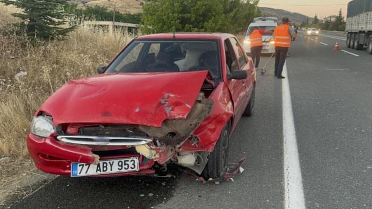 Elazığ'da meydana gelen trafik kazasında yaralananların hastaneye taşınması.