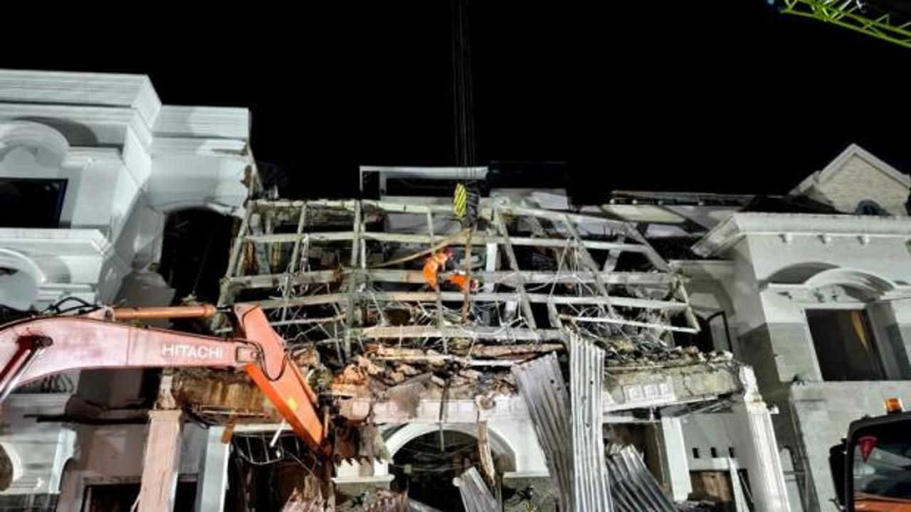 Endonezya'nın Medan kentinde bir sitede meydana gelen patlamanın ardından oluşan hasar.