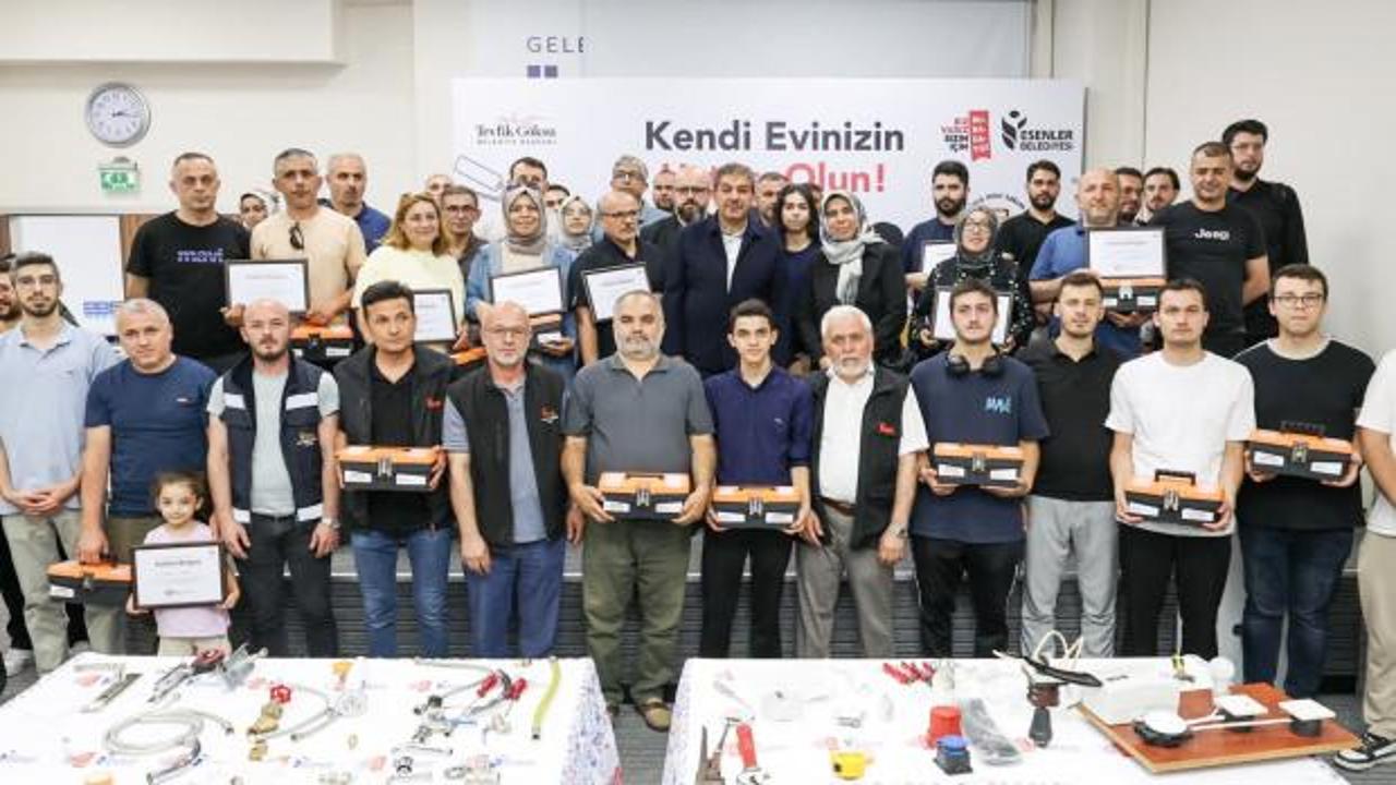 Esenler Belediye Başkanı M. Tevfik Göksu kursiyerlere sertifika ve alet çantası hediye ediyor.