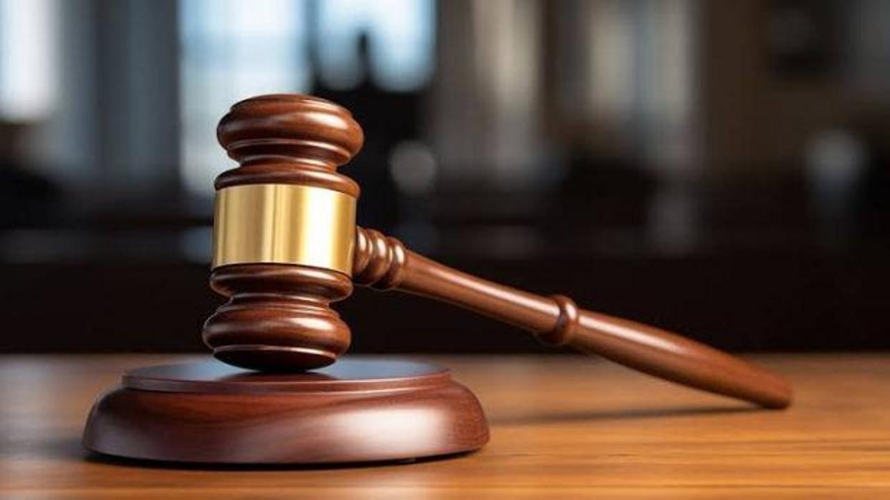 43 yıllık evlilikte Yargıtay kararı sonrası çiftin avukatları adliye önünde