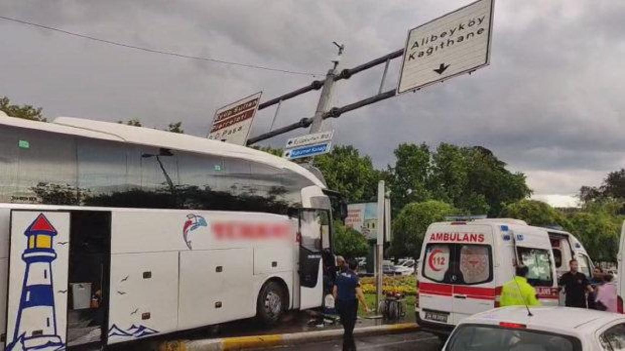 Ey&uuml;psultan'da yolcu otob&uuml;s&uuml; otomobile &ccedil;arptı; yaralılar var