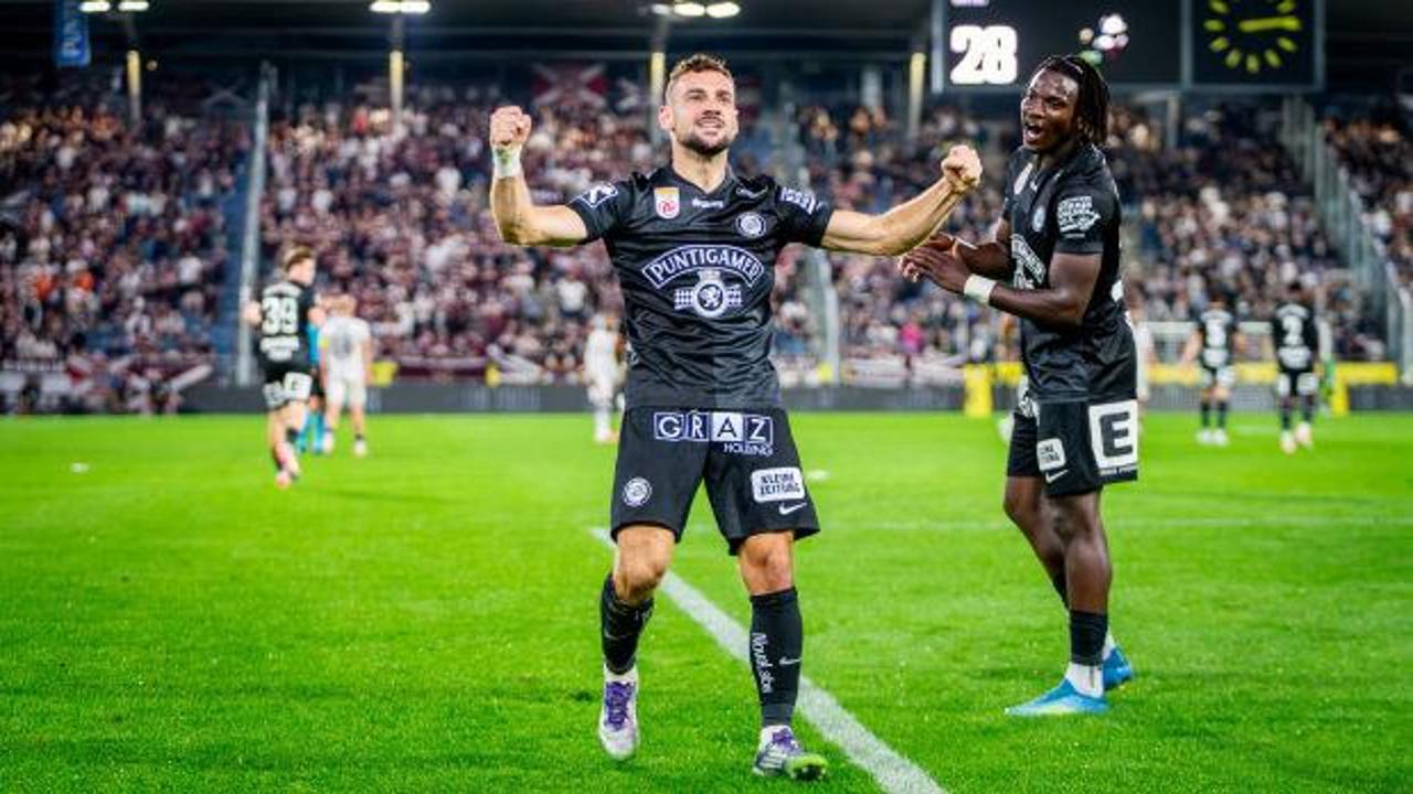 Sturm Graz futbol takımı oyuncuları sevinirken