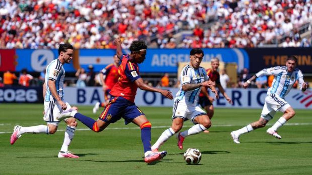 FIFA logosu ve Dünya Kupası kupası görseli.