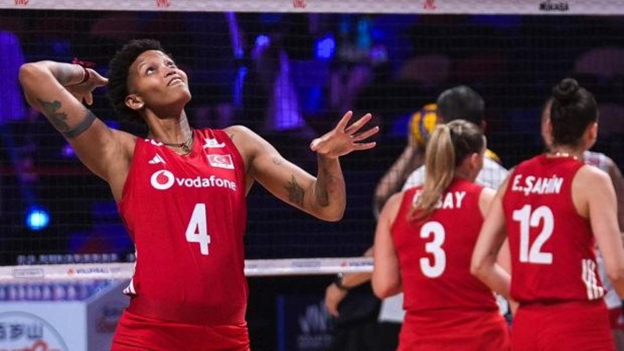 A Milli Kadın Voleybol Takımı oyuncuları sevinirken