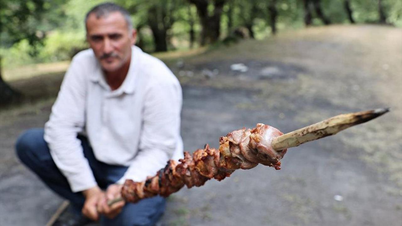 Tokat'ın yöresel lezzeti muhat kebabı, fındık dalları üzerinde pişirilirken
