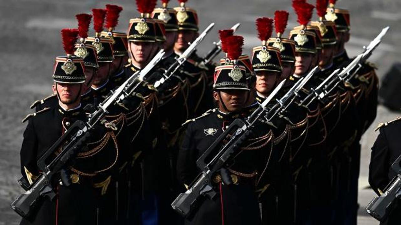 Fransa'da orman yangını nedeniyle tahliye edilen bölgeden dumanlar yükseliyor.