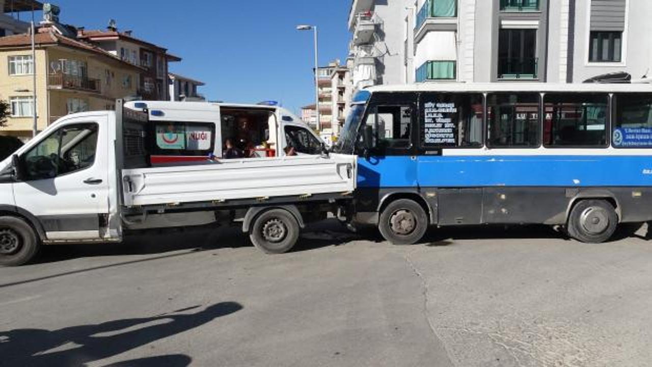 Malatya'da meydana gelen trafik kazasında hasar gören araçlar.