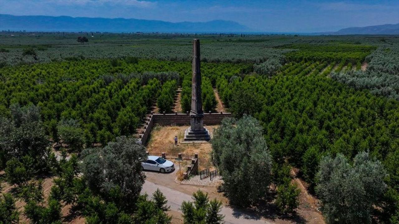 Edremit'teki zeytinliklerin ortasında bulunan 2 bin yıllık anıt mezar.