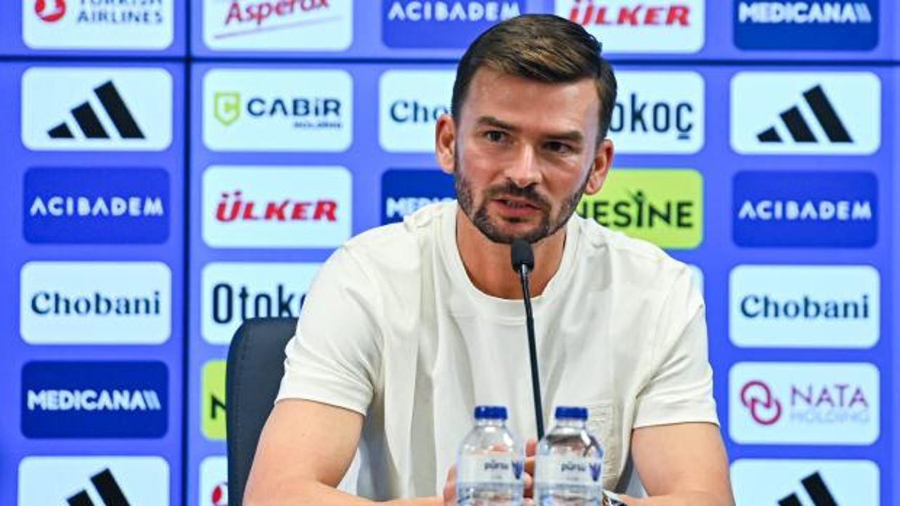 Gornik Zabrze Teknik Direktörü Michal Gasparik basın toplantısında konuşuyor.