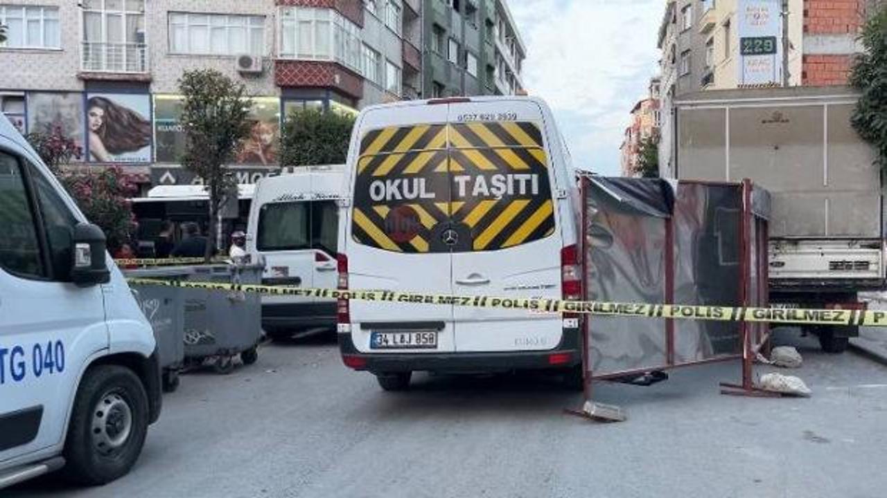 Güngören'de servis minibüsünün çarptığı yayanın hayatını kaybettiği kaza yeri.