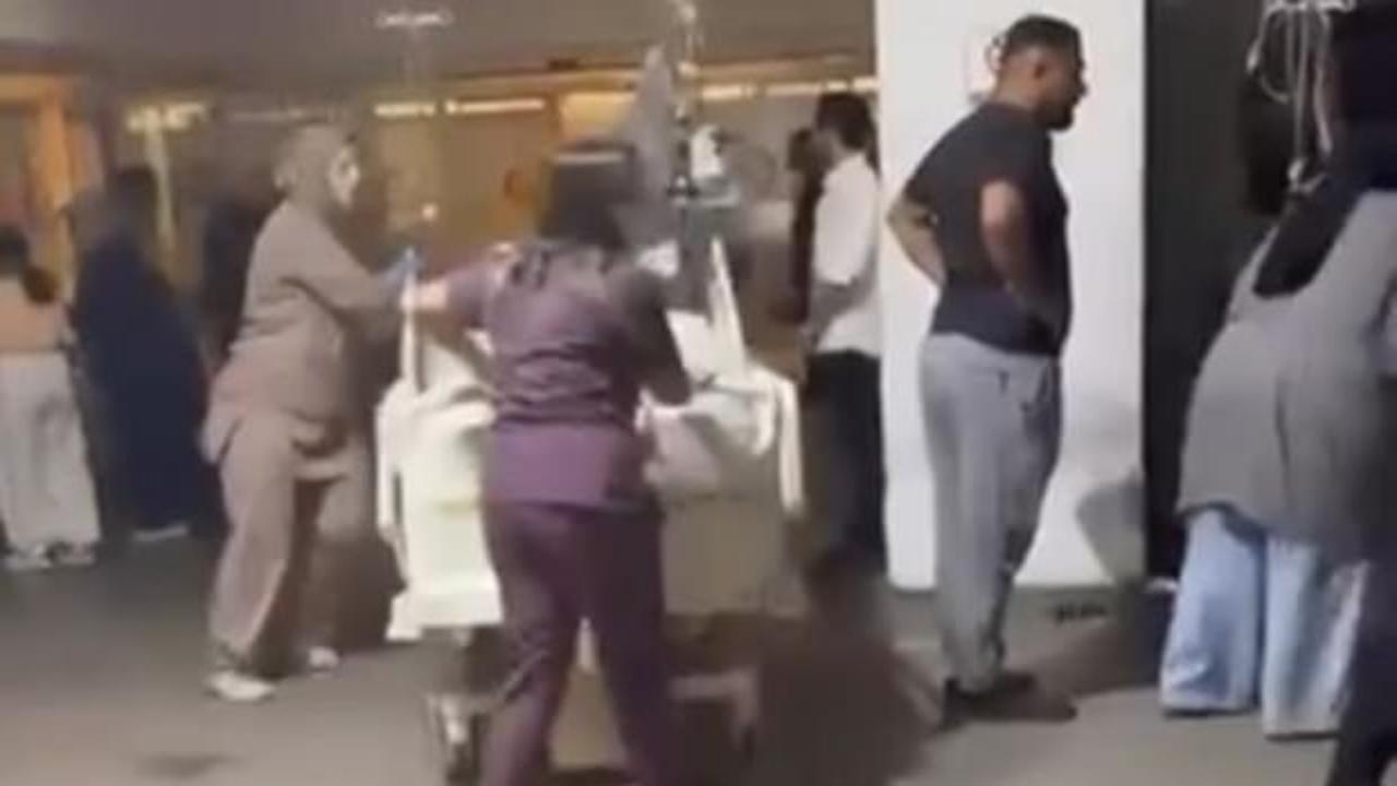 Özel bir hastanenin yoğun bakım ünitesinde çıkan yangın sonrası itfaiye ekiplerinin müdahalesi.