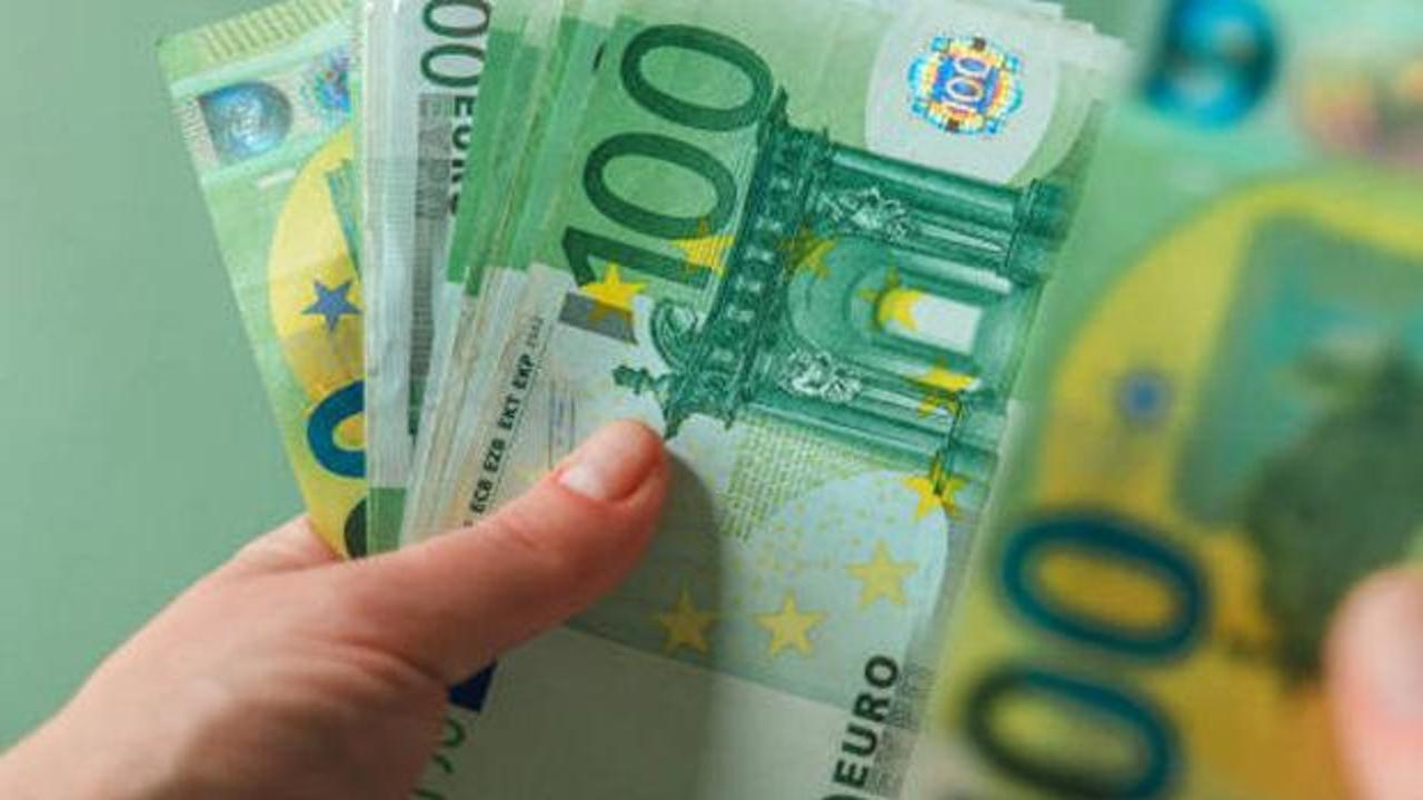 ASML Holding logosu ve şirket binası