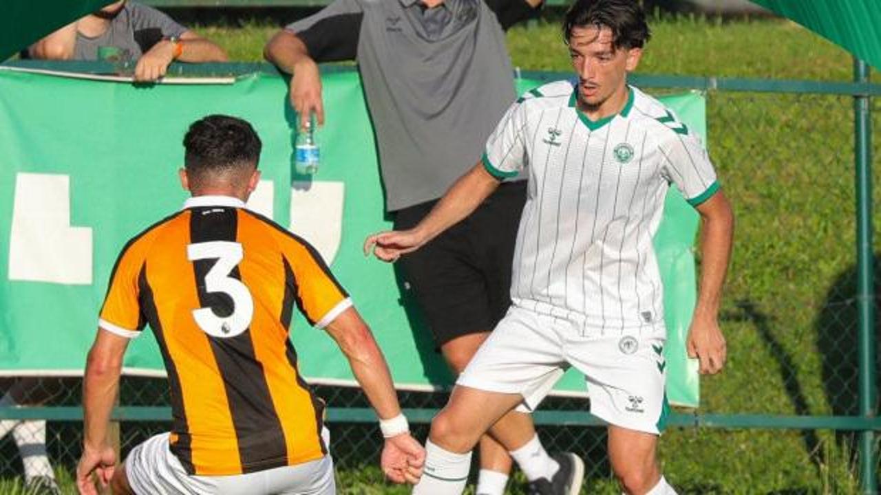 Hull City ve Konyaspor futbol takımları hazırlık maçında karşı karşıya.