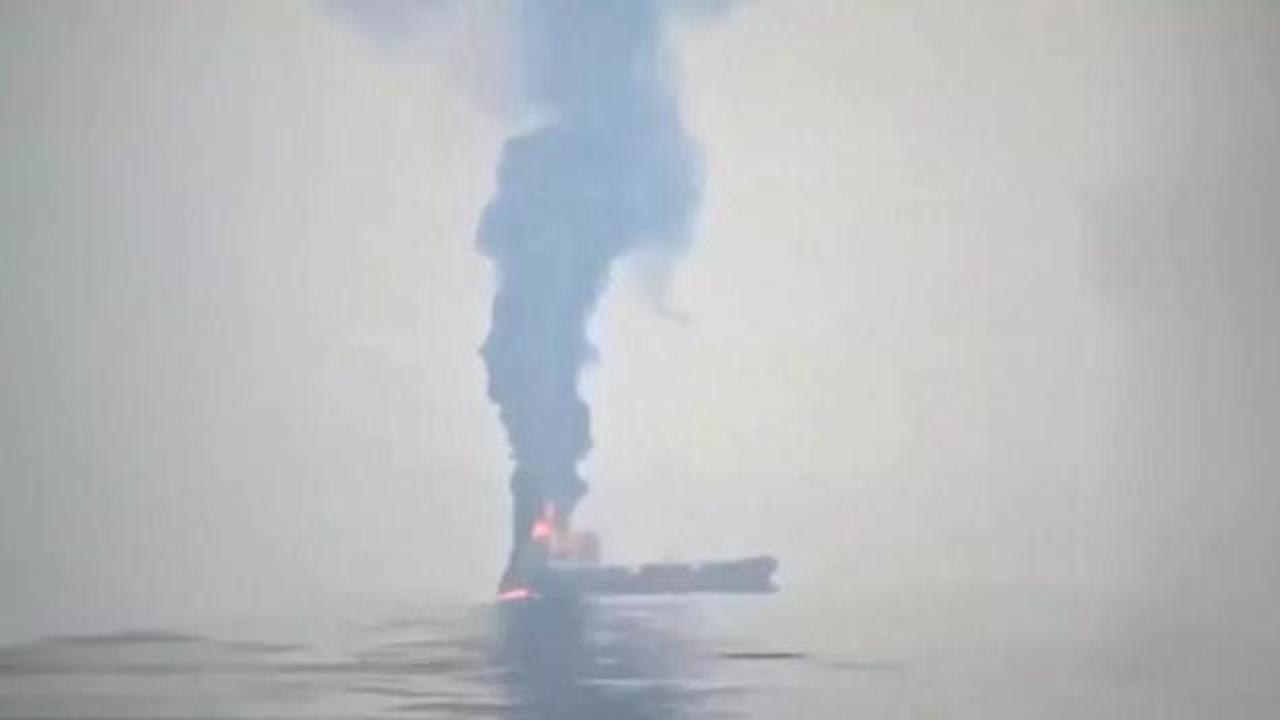 Hürmüz Boğazı'nda iki Yunan petrol tankerine saldırı düzenlendiği anı gösteren temsili görsel.