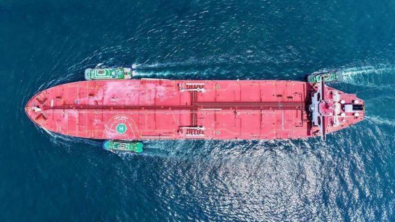 Hürmüz Boğazı'nda petrol tankeri ve enerji santrali görseli.