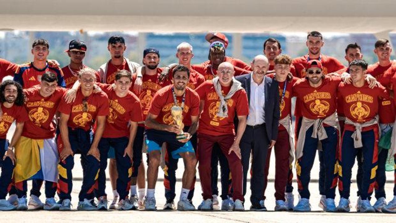İspanya Milli Takımı oyuncuları 2026 Dünya Kupası şampiyonluk kupasıyla birlikte.