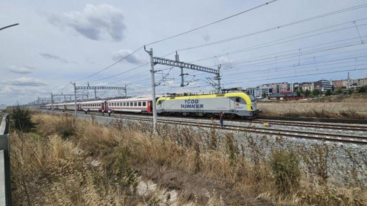 İstanbul seferini yapan yolcu treni raydan &ccedil;ıktı! 