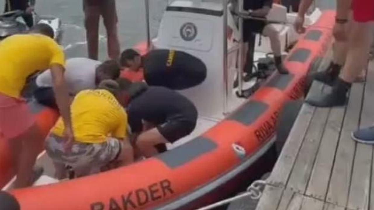 Beykoz Riva'da denize girmenin yasak olduğu bir koyda hayatını kaybeden kişinin cenazesinin olay yerinden kaldırılması.
