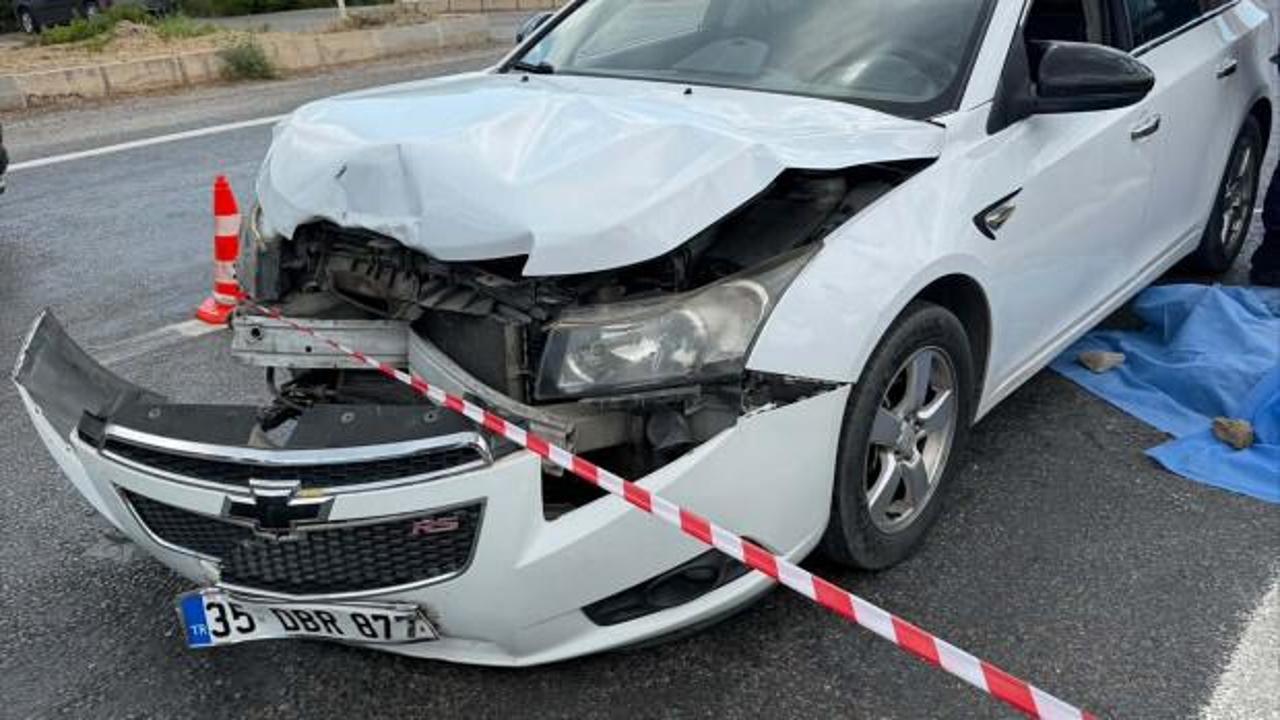 İzmir'de iki aracın karıştığı trafik kazası sonrası olay yeri.