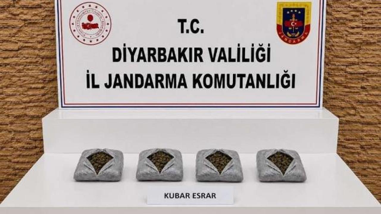 Diyarbakır'da jandarma tarafından uyuşturucu operasyonunda ele geçirilen esrar ve haplar