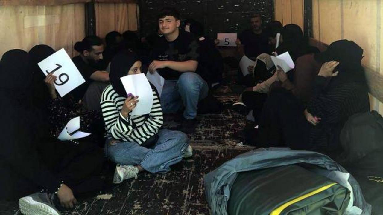 Uzunköprü'de polis tarafından durdurulan kamyonette kaçak göçmenler ve kaçış malzemeleri bulundu.