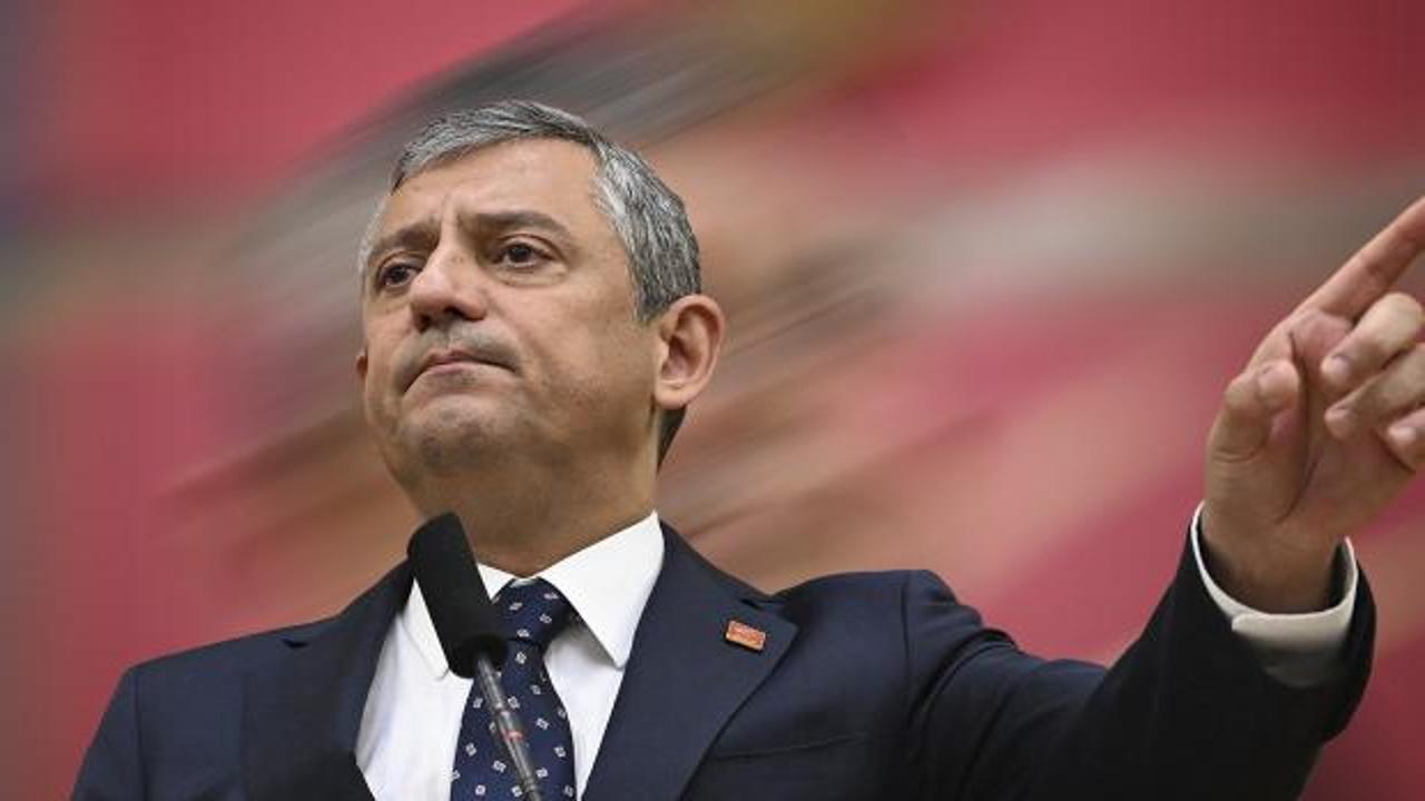 CHP parti binası önünde toplanan kalabalık ve parti bayrakları