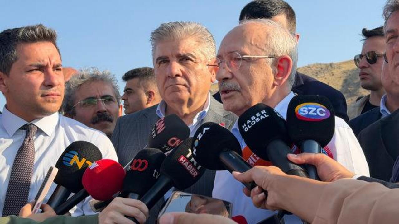 Kemal Kılıçdaroğlu tarım işçileriyle sohbet ediyor.