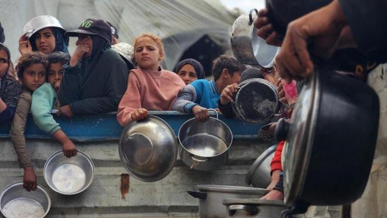 İnsanların acıları üzerinden bahis oynandığını gösteren soyut bir görsel.