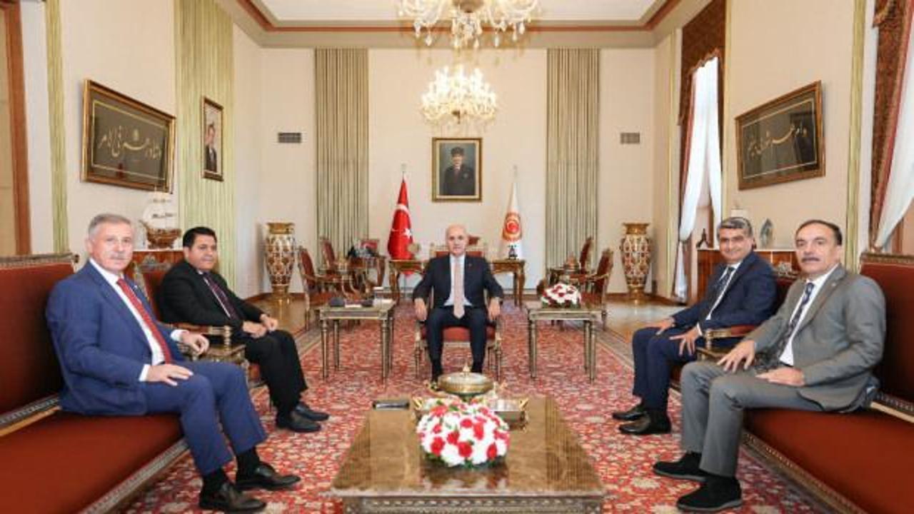 TBMM Başkanı Numan Kurtulmuş, Yeni Yol Grubu temsilcilerini makamında kabul ediyor.