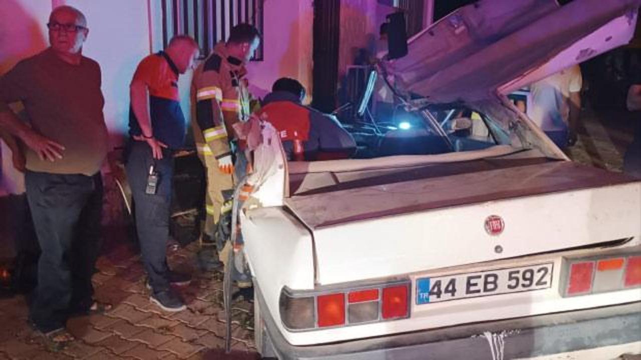 Mardin Kızıltepe'de traktör ve otomobilin çarpıştığı kaza yerinden görüntü.