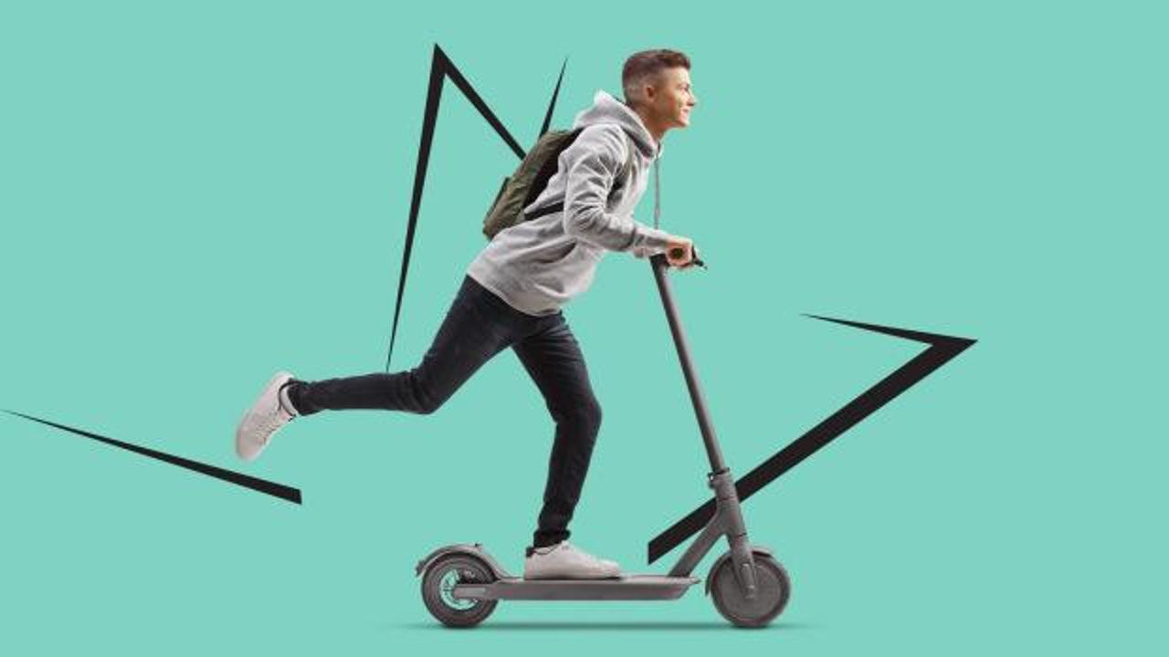 MediaMarkt mağazasında sergilenen elektrikli scooter modelleri ve bakım hizmeti detayları.