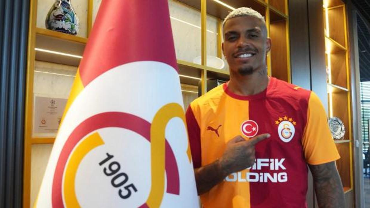 Galatasaraylı futbolcu Mario Lemina imza atarken