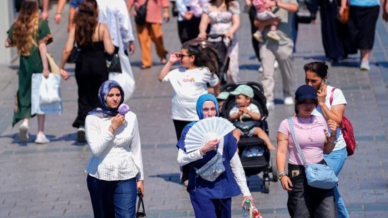 Meteoroloji uzmanı Adil Tek, Türkiye'yi etkisi altına alan sıcak hava dalgası hakkında açıklamalarda bulunuyor.