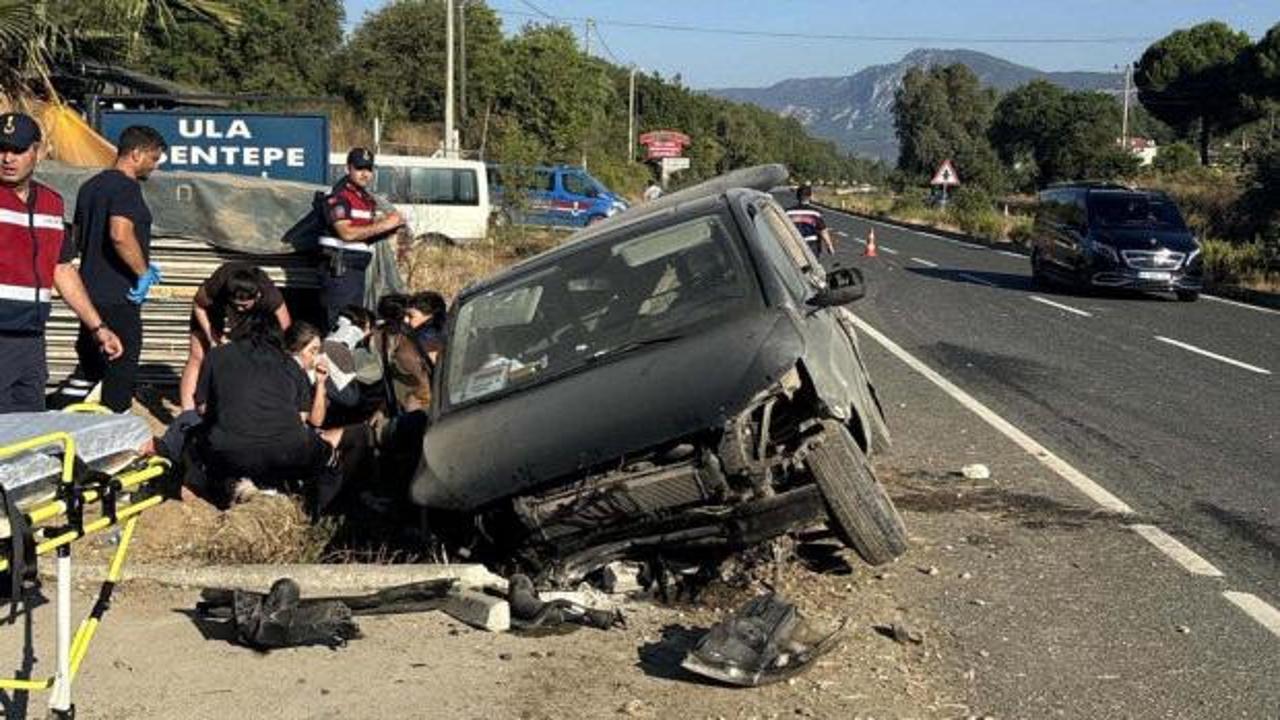Muğla'nın Ula ilçesinde Esentepe mevkisinde minibüsün şarampole devrildiği kaza yerinden görüntü.