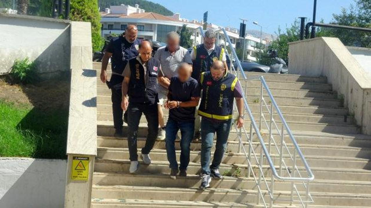 Muğla'da yol yapımında kullanılacak parke taşlarını çaldığı iddia edilen iki şüpheli polis tarafından gözaltına alındı.