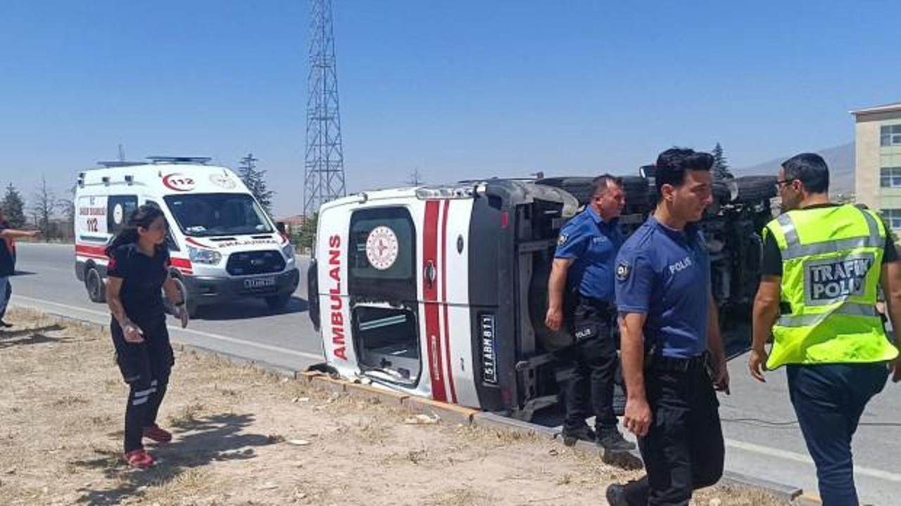 Niğde-Kayseri kara yolunda meydana gelen ambulans ve otomobil kazası.