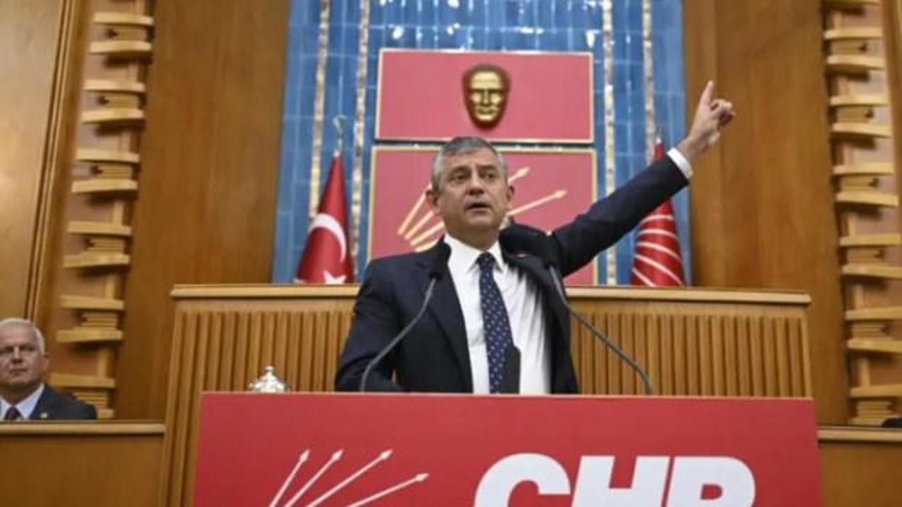 Özgür Özel liderliğinde kurulan Yeni Parti'nin ilk gününde CHP'nin sosyal medya hesaplarına yönelik iddialar.