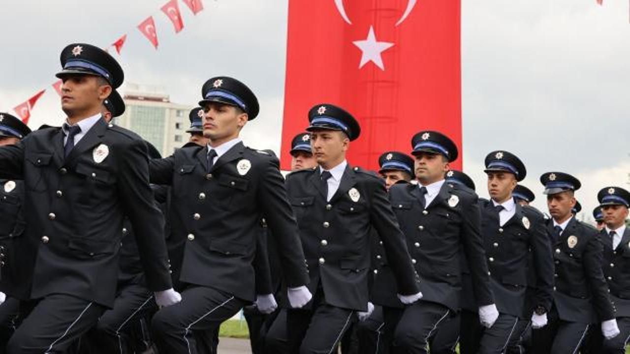 Genç adayların polis meslek yüksekokulları başvuru sonuçlarını beklediği bir sahne.