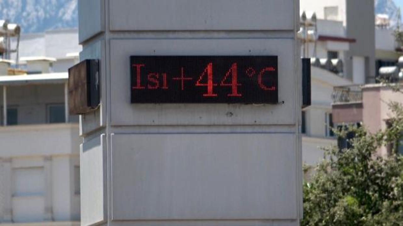 Antalya'da sıcak hava nedeniyle Konyaaltı Sahili'nde yoğunluk oluştu.