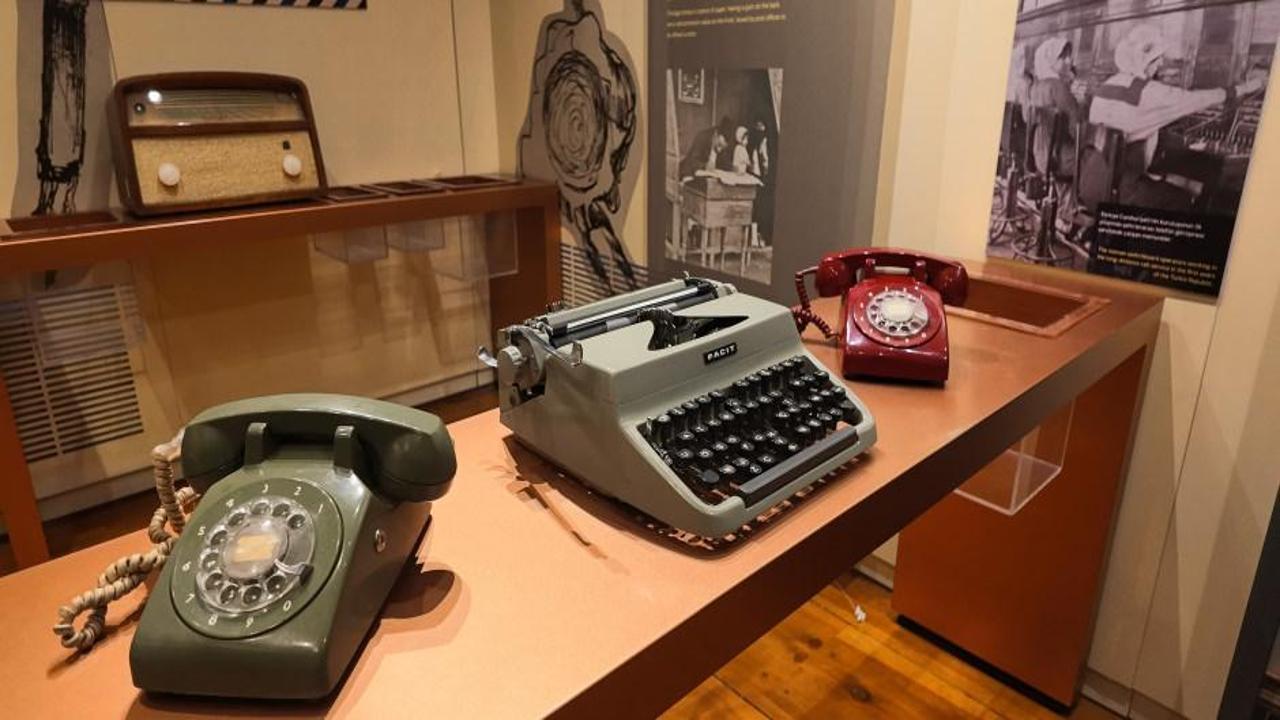 Bir müzede sergilenen eski radyo ve telgraf cihazları