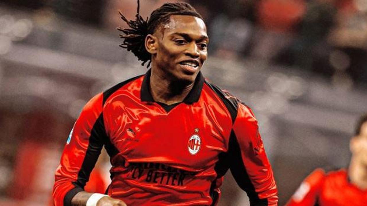 AC Milan forması giyen Rafael Leao'nun sahada çekilmiş bir fotoğrafı.