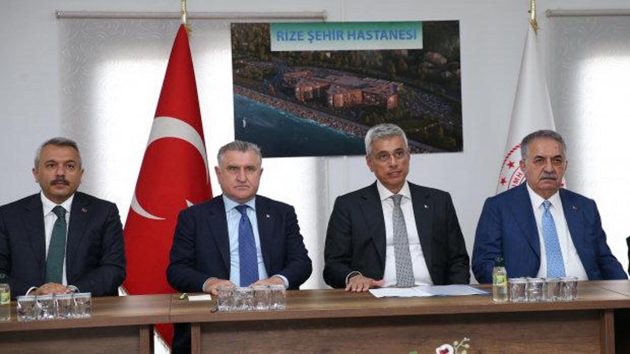 Sağlık Bakanı Kemal Memişoğlu Rize Şehir Hastanesi inşaatını incelerken