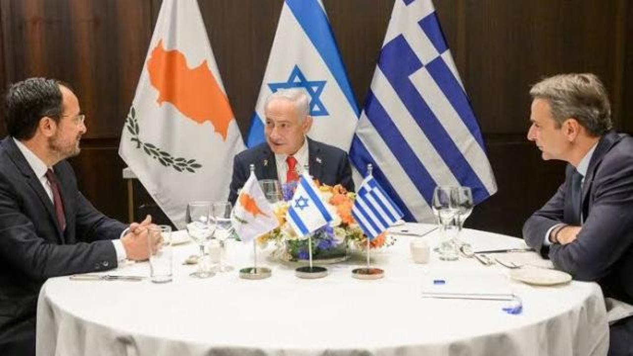 Yunanistan Savunma Bakanı Nikos Dendias açıklama yaparken