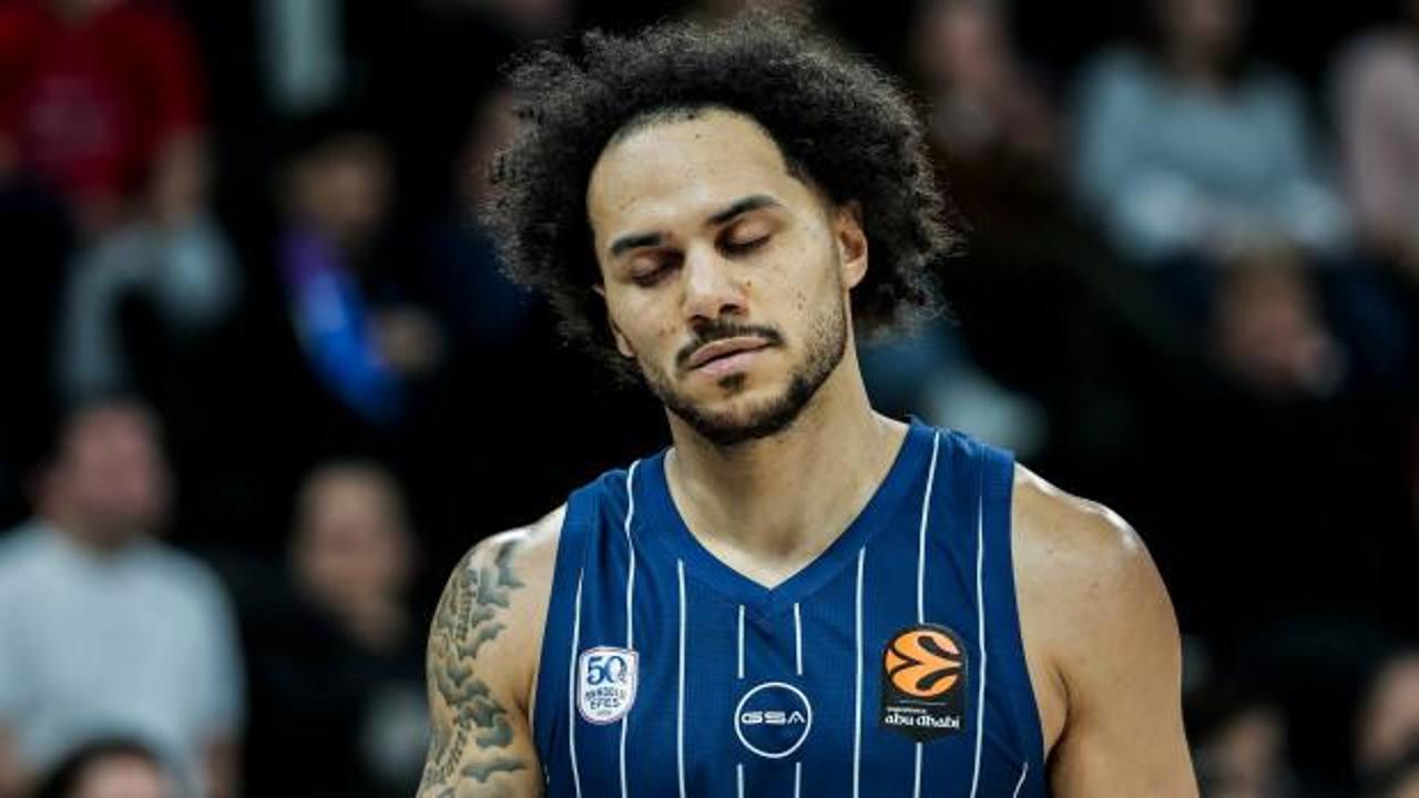 Shane Larkin, Fenerbahçe formasıyla basketbol sahasında.