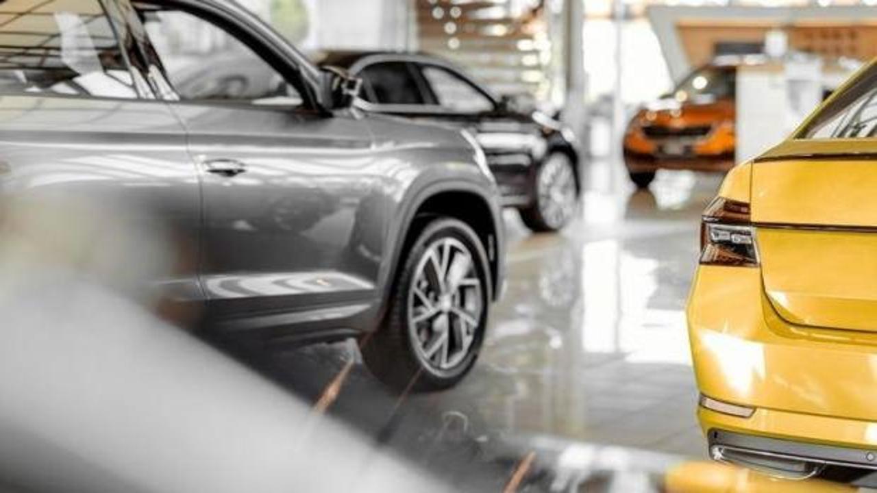 Sıfır kilometre bir otomobil showroom'da sergileniyor.