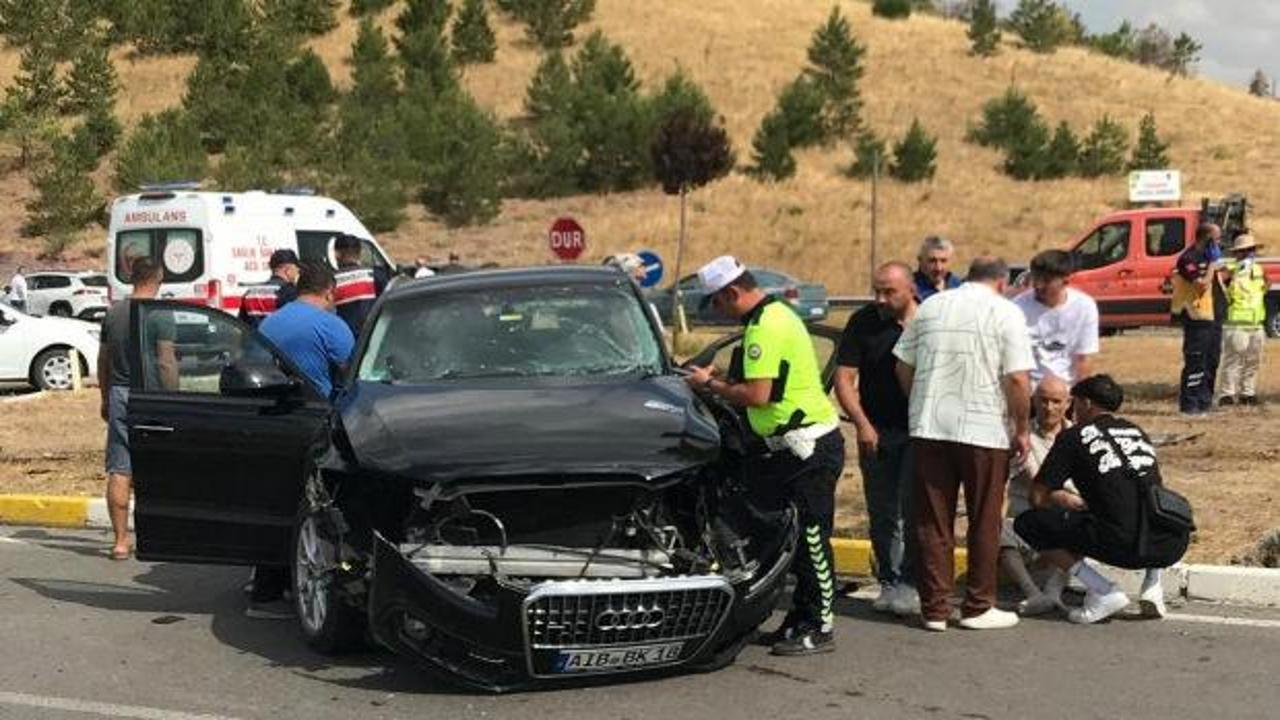 Sivas'ta feci kaza: 2 otomobil &ccedil;arpıştı, 1 &ouml;l&uuml; ve 8 yaralı var