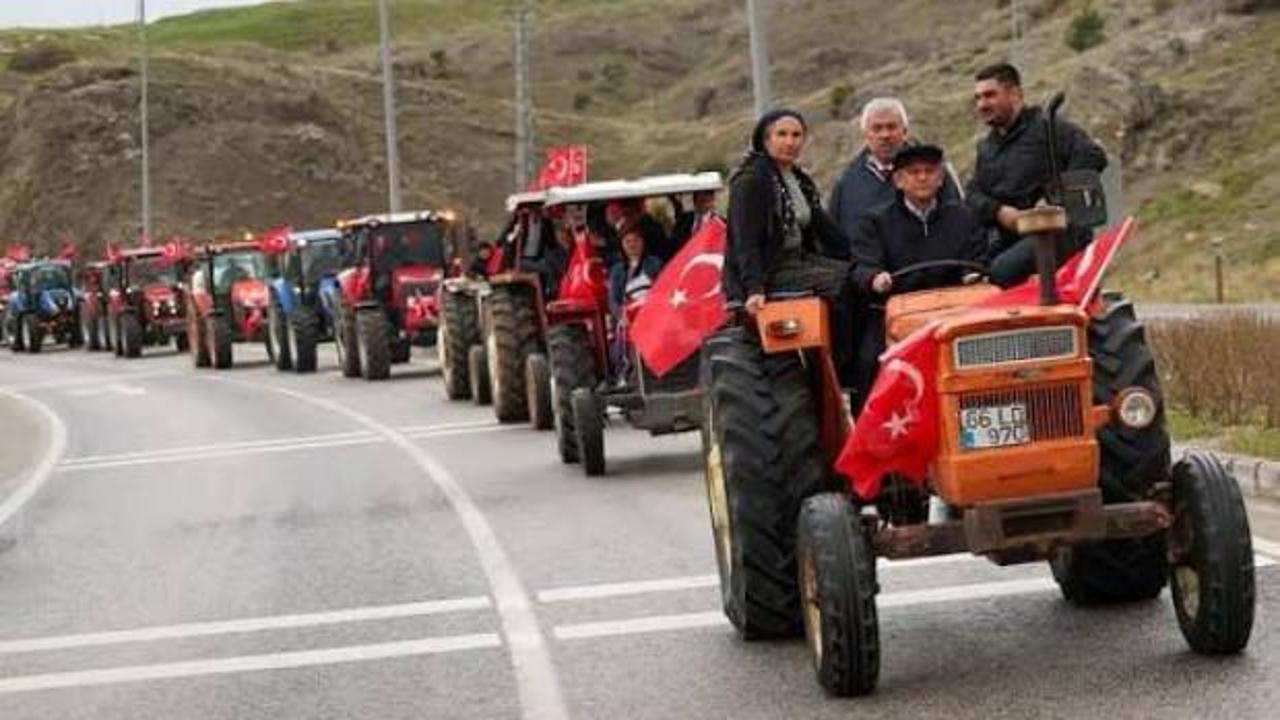 Özgür Özel traktör üzerinde siyasi bir paylaşım yapıyor.
