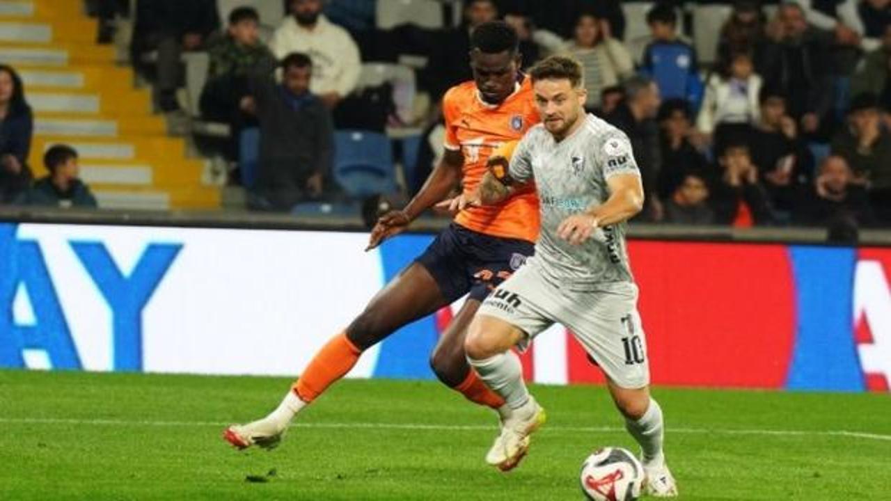 Kocaelisporlu futbolcu Karol Linetty sahadan ayrılırken