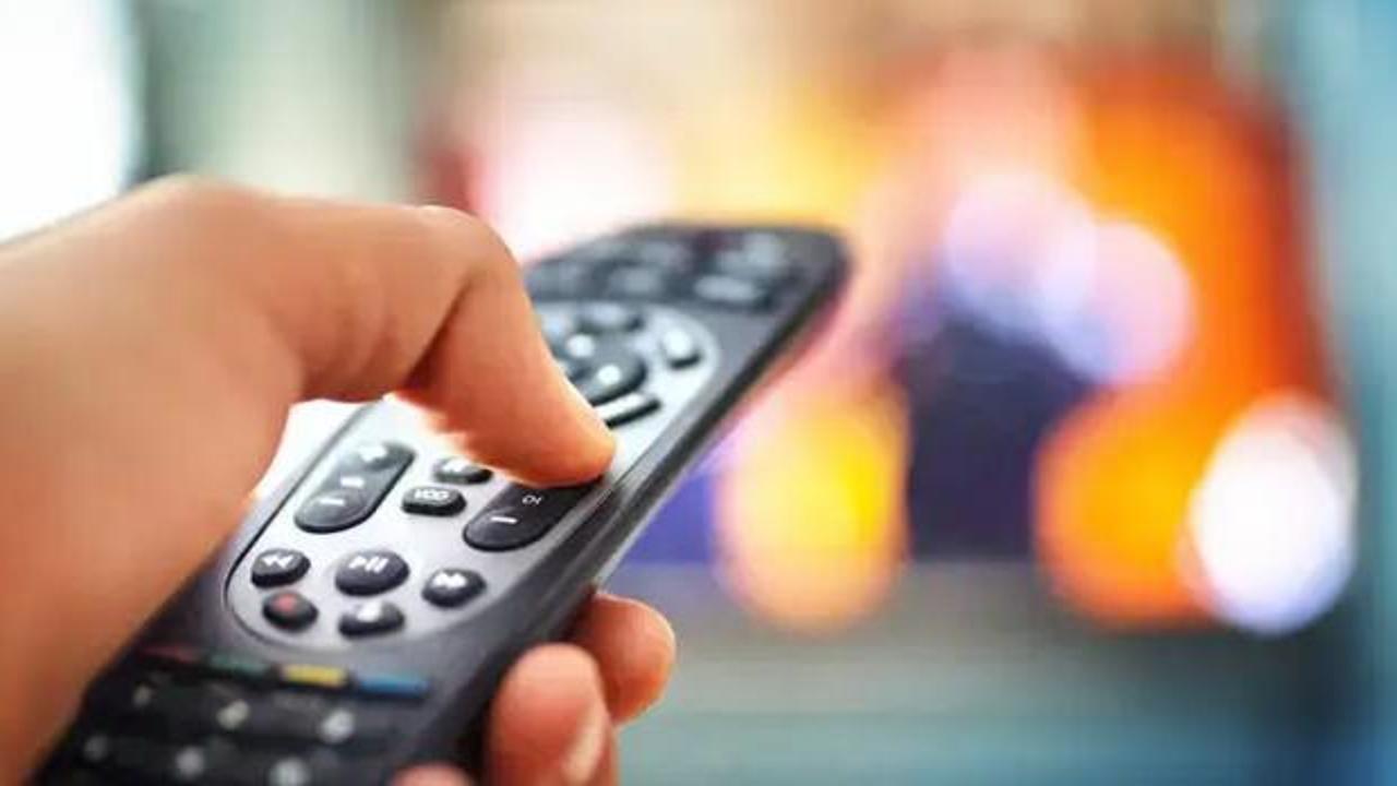 Kanal 7'nin yeni yemek yarışması 'En İyi Ben Pişiririm' logosu ve yarışmacılarından birinin mutfakta çalışırken çekilmiş görseli.