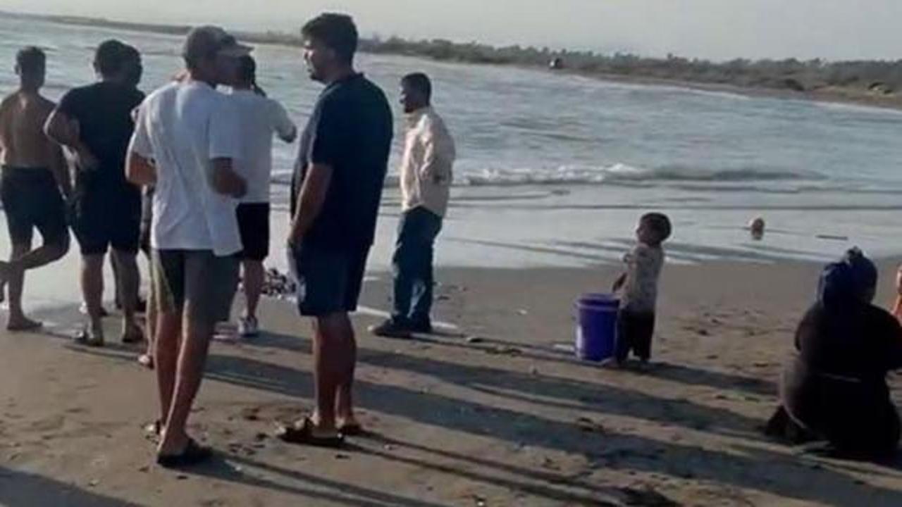 Mersin'in Tarsus ilçesinde denize giren 5 kişilik aileden 3'ü boğuldu, 1'i hastaneye kaldırıldı, 1'i kayboldu. Mersin Valisi Atilla Toros gazetecilere açıklamalarda bulundu.